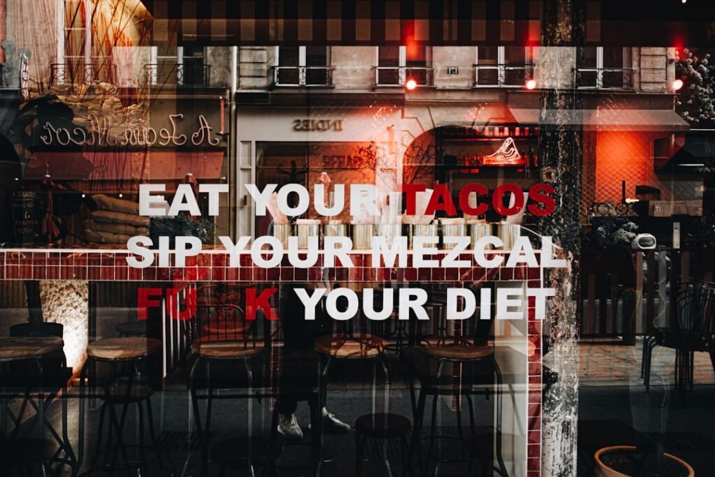 Nahaufnahme eines gefüllten Fladenbrotes mit Fleisch und Salat